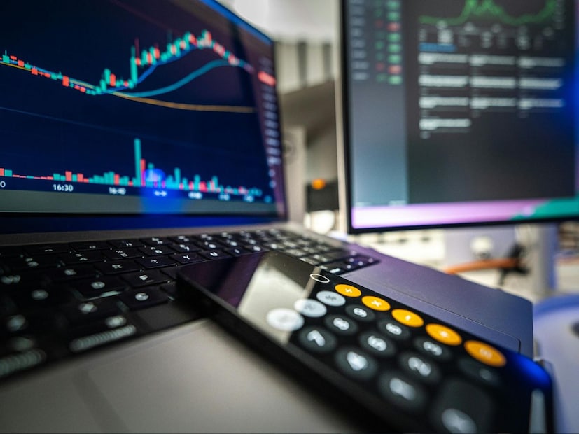 (डिस्क्लेमर: येथे दिलेली माहिती स्टॉक कामगिरीवर आधारित आहे. शेअर बाजारात गुंतवणूक करणे ही बाजारातील जोखमीच्या अधीन असल्याने, गुंतवणूक करण्यापूर्वी कृपया प्रमाणित गुंतवणूक सल्लागाराचा सल्ला घ्या. तुम्हाला होणाऱ्या कोणत्याही नुकसानासाठी News18 मराठी जबाबदार राहणार नाही.)