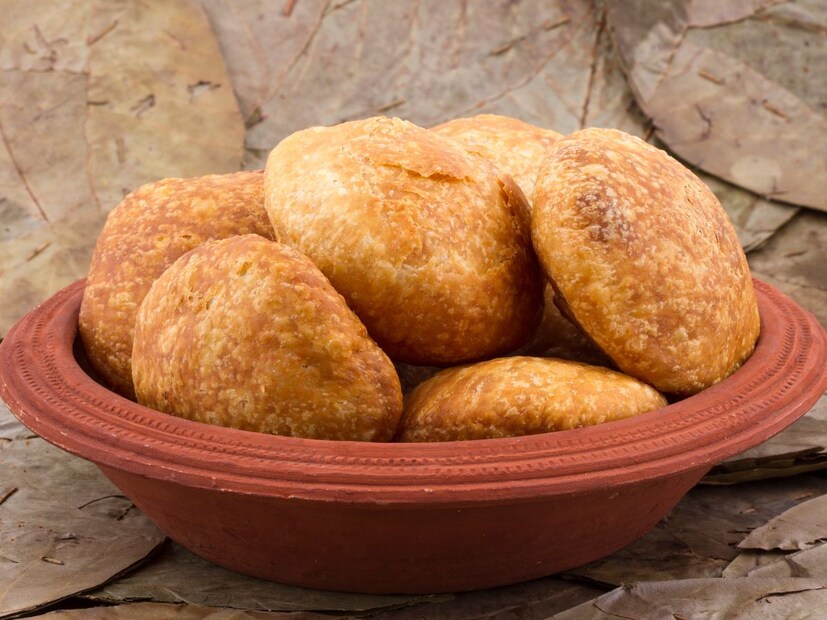 दररोज कचोरी-वडे विकणाऱ्या या तरुणाने अचानक महागडी गाडी बुक केली, सोन्याचे दागिने विकत घेतले आणि लाखो रुपयांची बाईक चालवू लागला.