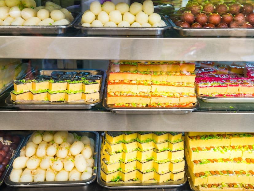 उत्तर प्रदेशातल्या हातरस शहरातला हा किस्सा सध्या सोशल मीडियावर धुमाकूळ घालत आहे. फक्त 23 वर्षांचा तरुण अचानक करोडपती कसा काय झाला, हा प्रश्न सगळ्यांनाच पडला आहे. उत्तर प्रदेशातल्या हातरस शहरातला हा किस्सा सध्या सोशल मीडियावर धुमाकूळ घालत आहे. फक्त 23 वर्षांचा तरुण अचानक करोडपती कसा काय झाला, हा प्रश्न सगळ्यांनाच पडला आहे.