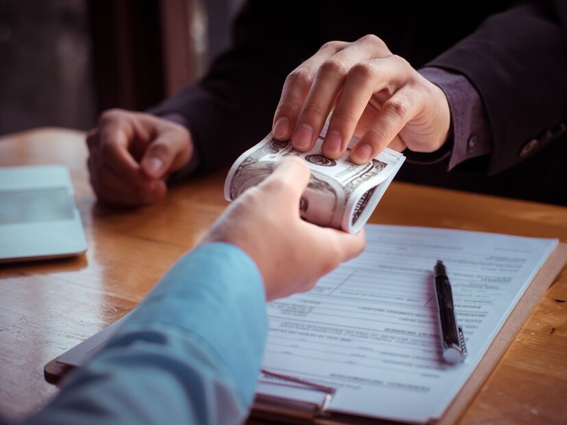 आकाश फक्त कचोरी विकून करोडपती झाला नव्हता! त्यामागे होती एक बँकिंग ट्रिक. त्याने ओव्हरड्राफ्टची सुविधा वापरून अवैध पद्धतीने 5 कोटी रुपये काढले होते.