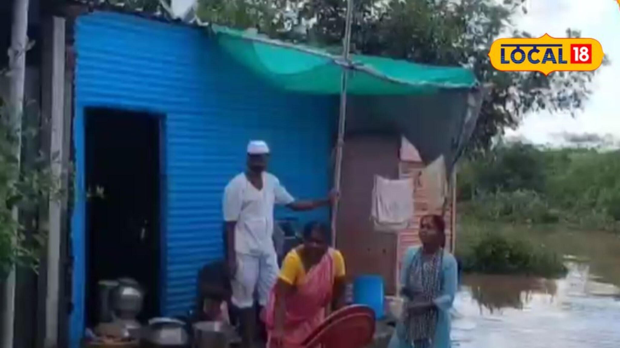 एका महिन्यावर लेकीचं लग्न, आता पुरात बस्ता गेला वाहून, शेतकरी आईचे डोळे पाणावले!