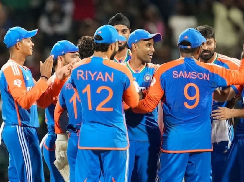 7 फेब्रुवारी ते 8 मार्च दरम्यान भारत आणि श्रीलंकेमध्ये टी-20 वर्ल्ड कप खेळवला जाणार आहे. या वर्ल्ड कपआधी टीम इंडिया दक्षिण आफ्रिकेविरुद्ध 5 आणि न्यूझीलंडविरुद्ध 5 टी-20 मॅचची सीरिज खेळेल. या दोन्ही सीरिजमध्ये खेळणारे खेळाडूच टी-20 वर्ल्ड कपमध्ये दिसतील. 7 फेब्रुवारी ते 8 मार्च दरम्यान भारत आणि श्रीलंकेमध्ये टी-20 वर्ल्ड कप खेळवला जाणार आहे. या वर्ल्ड कपआधी टीम इंडिया दक्षिण आफ्रिकेविरुद्ध 5 आणि न्यूझीलंडविरुद्ध 5 टी-20 मॅचची सीरिज खेळेल. या दोन्ही सीरिजमध्ये खेळणारे खेळाडूच टी-20 वर्ल्ड कपमध्ये दिसतील.