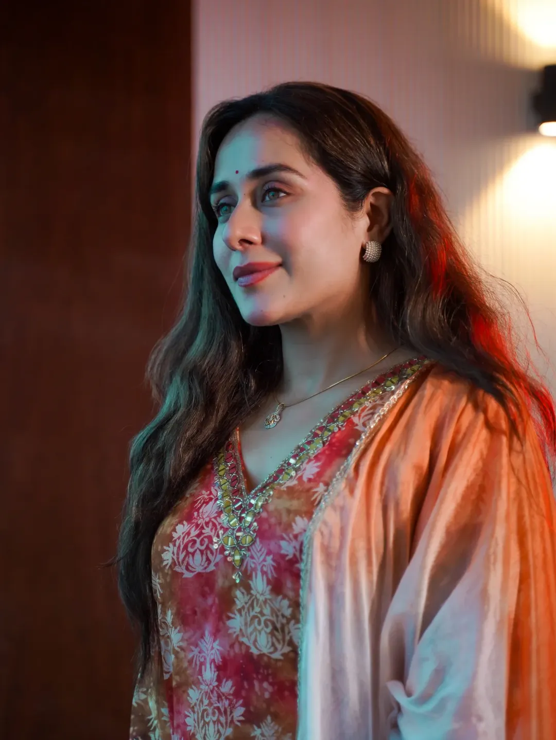 'तुझेच मी गीत गात आहे' मालिकेत अभिनेत्री तेजस्विनी लोणारी हिने प्रियाला रिप्लेस केलं. पण मालिकेत प्रियाची जागा घेणं तेजस्विनीसाठी सोपं नव्हतं. तिला भूमिका साकारताना दडपण आलं होतं. 