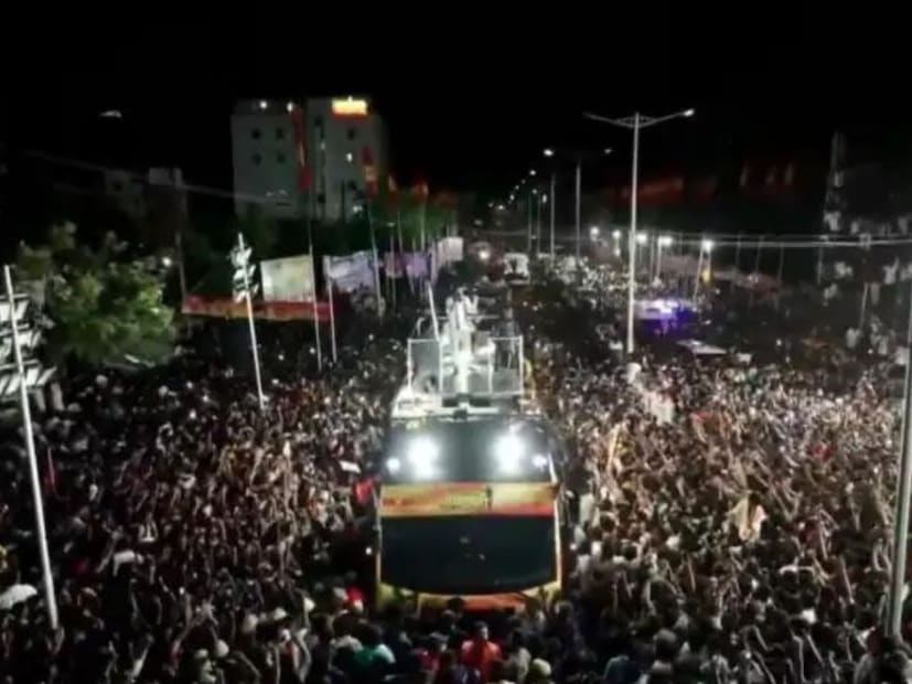 गुदमरून अनेक जण बेशुद्ध पडले. तर काही जण गर्दीत दबले गेले. अचानक झालेल्या या घटनेत  ३३ जणांचा मृत्यू झाला असल्याचंस मोर आलं. यामध्ये  मुलं आणि पक्षाच्या कार्यकर्त्यांसह अनेक लोक बेशुद्ध पडले.