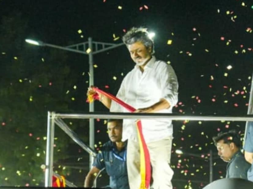 दाक्षिणात्य सिनेमातला सुपरहिरो जेव्हा राजकीय नेता म्हणून मैदानात उतरतो तेव्हा काय करू शकतो, हे विजय यांनी दाखवून दिलं. विजय यांच्या रॅलीला तुफान अशी गर्दी होत आहे. ही गर्दी सत्ताधाऱ्यांनी हादरावून सोडणारी अशीच आहे. 