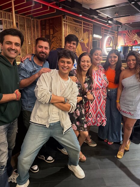 आणि झालंही तसंच! जेव्हा तिच्या सासरच्या मंडळींनी टीव्हीवर हा शो पाहिला, तेव्हा ते एकदम शॉक झाले. “माझ्या सासरच्यांनी जेव्हा शो पाहिला, तेव्हा ते म्हणाले, 'अरे! आम्ही हे पाहिलं आहे. तो माणूस तिथे उभा असतो, तो इथे राहतो.' त्यांना या शोबद्दल खूप काही आधीच माहीत होतं आणि ते खूप उत्साहित झाले होते!”