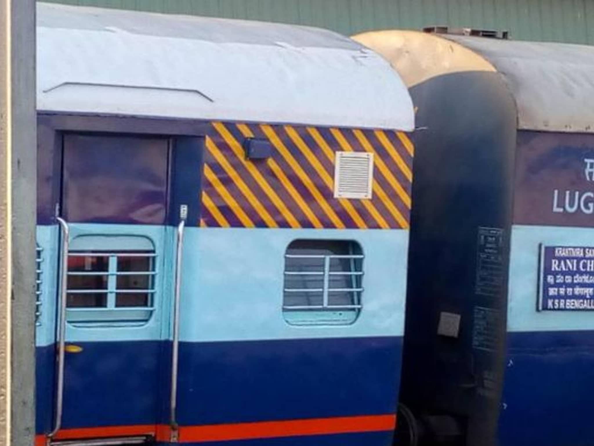Indian Railway : ट्रेनच्या डब्यांवर का असतात वेगवेगळ्या रंगाच्या पट्या? रेल्वेनं प्रवास करणाऱ्यांना माहित असायलाच पाहिजे ही माहिती