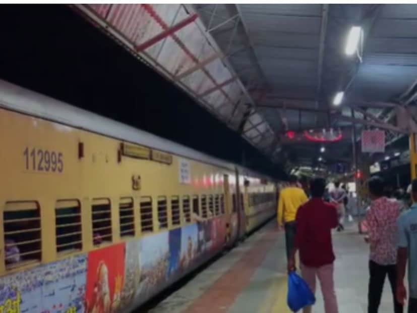 पश्चिम रेल्वेच्या पालघरजवळील वलसाड एक्स्प्रेसच्या इंजिनला आग लागल्याची माहिती आहे. मुंबईहून गुजरातकडे जाणाऱ्या एक्स्प्रेसला लागली.

