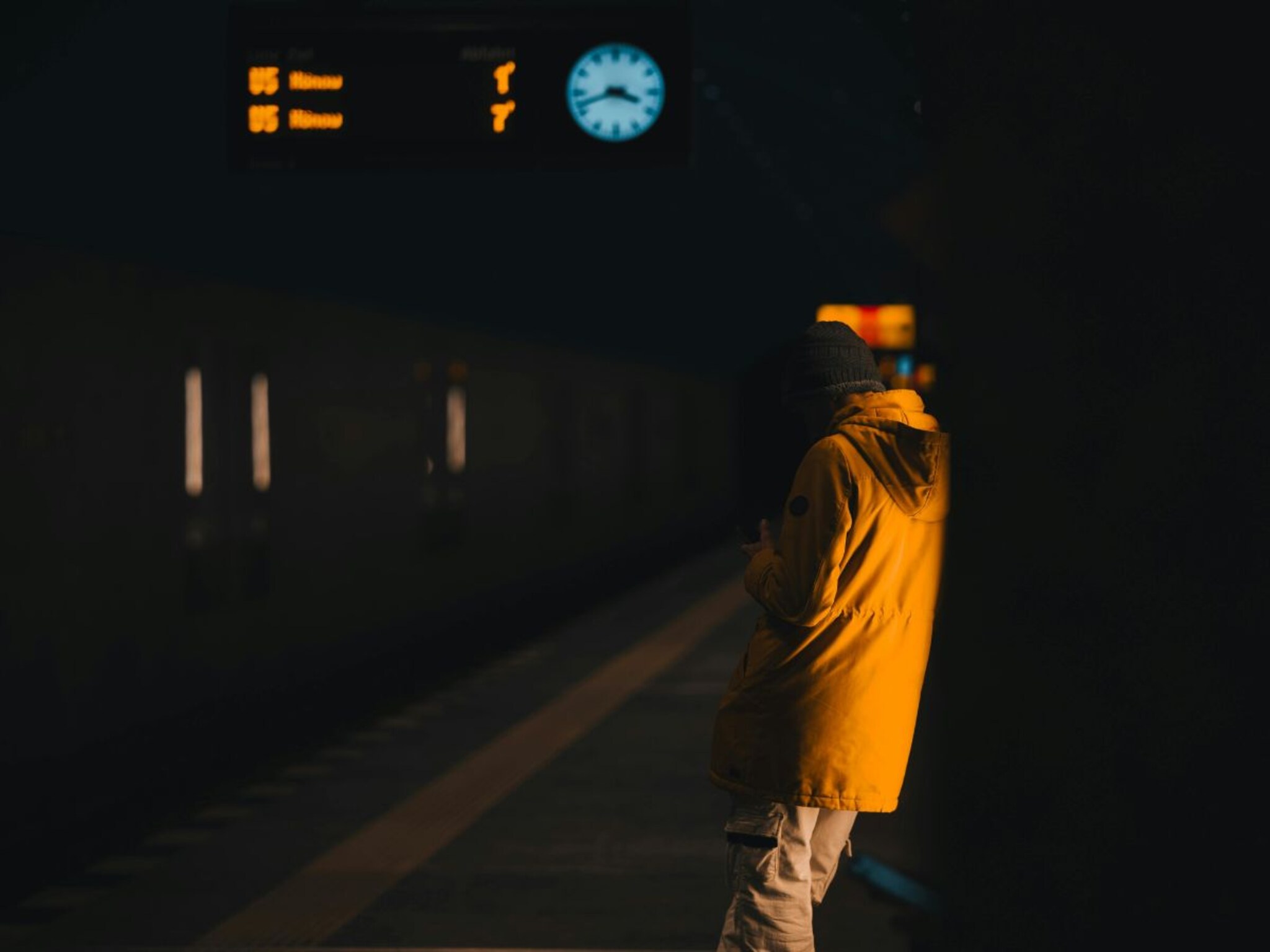 प्लॅटफॉर्मवर काळोखात दिसले 2 मुलं आणि 1 मुलगी, RPF जवान जवळ जातात कळाली अशी गोष्ट ऐकून सगळेच शॉक