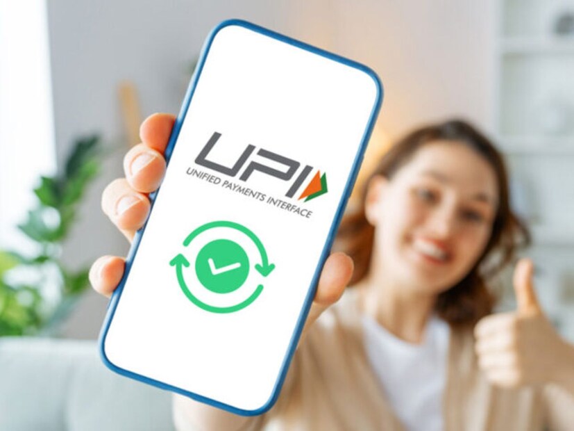 UPI पेमेंटमध्ये बदल : 1 ऑक्टोबरपासून, तुम्ही UPI वापरून नातेवाईक आणि मित्रांकडून थेट पैसे मागू शकणार नाही. NPCI नुसार, ऑनलाइन फसवणूक आणि फिशिंग रोखण्यासाठी हे पाऊल उचलण्यात आले आहे. याव्यतिरिक्त, तुम्ही आता UPI वापरून एका वेळी ₹5 लाख पर्यंत व्यवहार करू शकता. पूर्वीची मर्यादा ₹1 लाख होती. 1 ऑक्टोबरपासून, UPI ऑटो-पे देखील उपलब्ध असेल, जो सबस्क्रिप्शन आणि बिल पेमेंटसाठी वापरला जाऊ शकतो. तुम्हाला प्रत्येक ऑटो-डेबिटसाठी एक नोटिफिकेशन मिळेल आणि ती कधीही बंद केली जाऊ शकते.