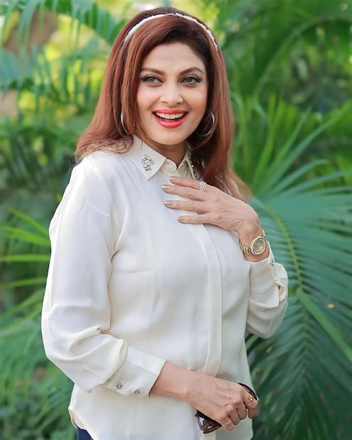मुंबई: मराठी चित्रपटसृष्टीची एव्हरग्रीन अभिनेत्री म्हणून ओळखली जाणारी वर्षा उसगावकर एकेकाळी तिच्या अभिनयासाठी खूप लोकप्रिय होती. पण, तिच्या वैयक्तिक आयुष्यात अनेक वाद होते. काही रिपोर्ट्सनुसार, तिच्या सासऱ्यांनी तिला आणि तिच्या नवऱ्याला त्यांच्या संपत्तीमधून बेदखल केलं होतं.