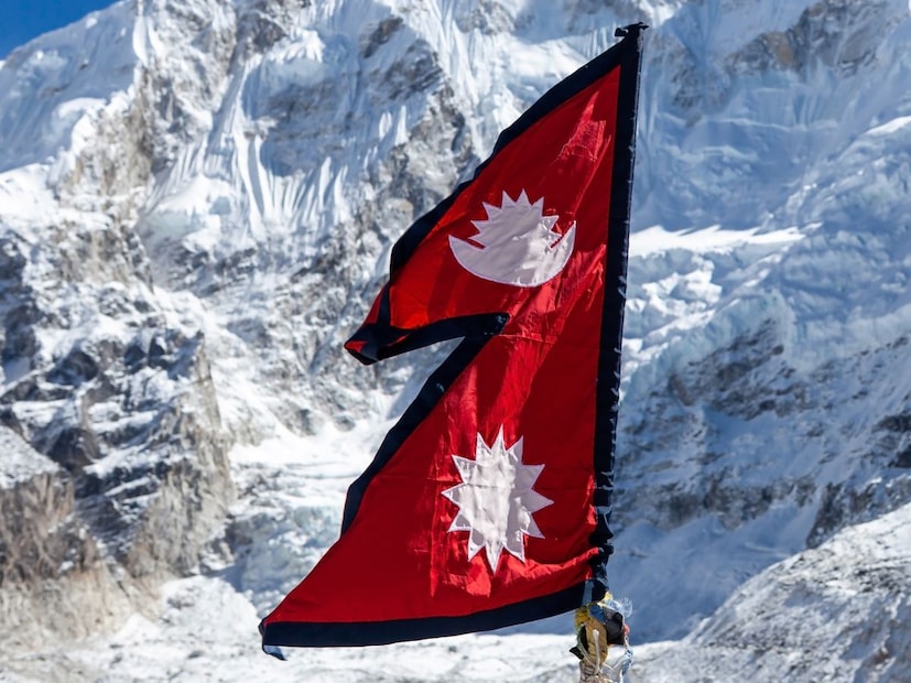 नेपाळच्या ध्वजात दोन एकमेकांवर ठेवलेले त्रिकोण दिसतात. हे त्रिकोण हिमालय पर्वतरांगांचे प्रतीक मानले जातात. तसेच ध्वजामध्ये असलेले सूर्य आणि चंद्राचे चिन्ह नेपाळी संस्कृतीत अमरत्व, स्थैर्य आणि शांती यांचे प्रतीक आहे. सूर्य-चंद्राच्या उपस्थितीमुळे नेपाळचे अस्तित्व सदैव टिकून राहील, अशी श्रद्धा व्यक्त केली जाते.