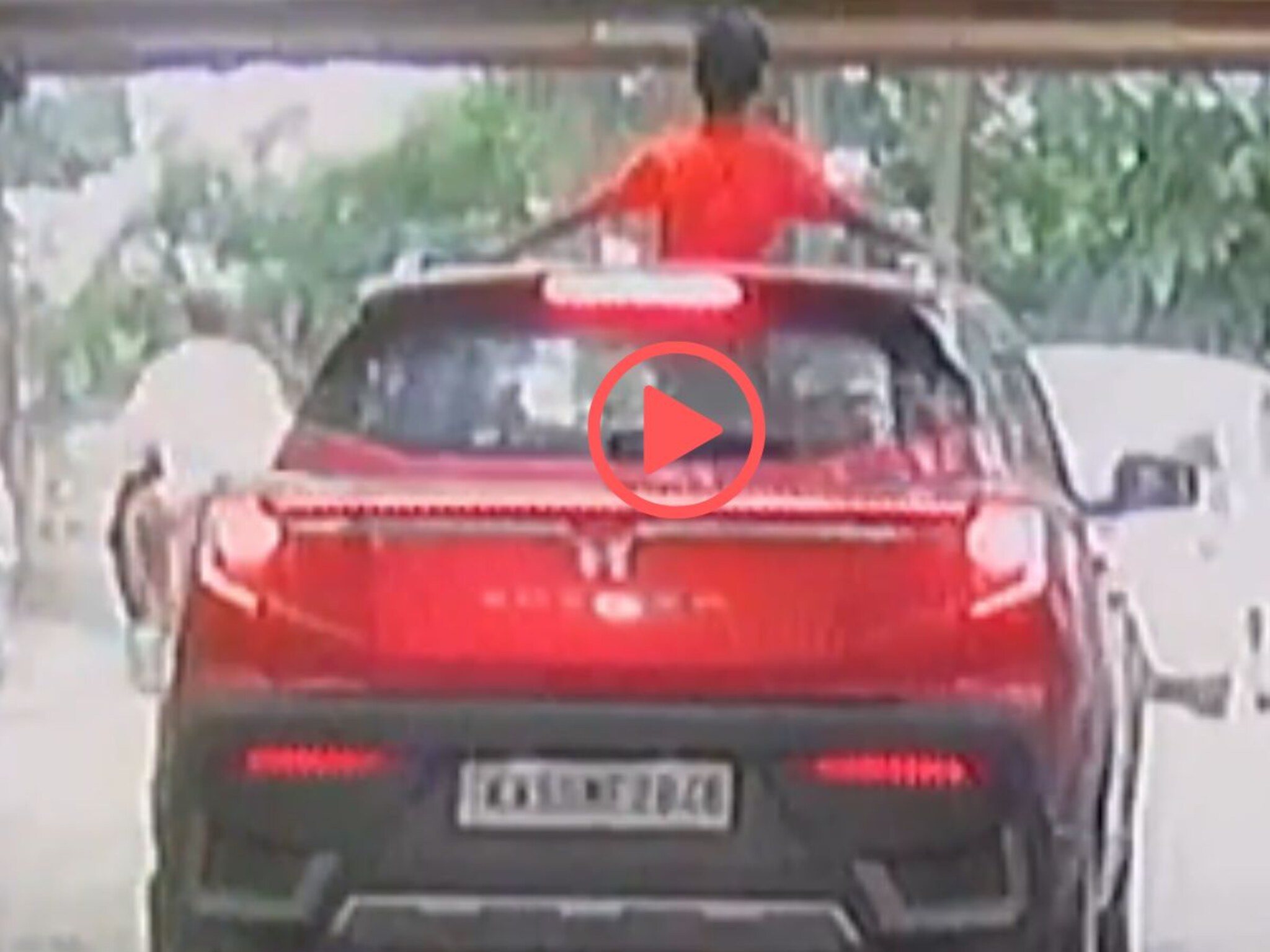 Sunroof Car Accident : लहान मुलांना कारच्या सनरुफमध्ये उभं करताय? सावधान, या चिमुकल्यासोबत घडलेला प्रसंग अंगावर आणेल काटा