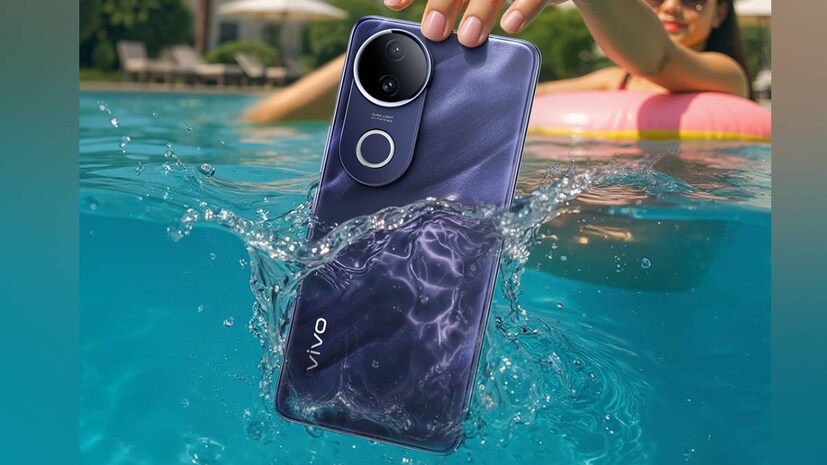 Vivo T4R- Vivo चा हा प्रीमियम लूक असलेला फोन 6.78 इंच AMOLED कर्व्ह्ड डिस्प्लेसह येतो आणि 120Hz रिफ्रेश रेटला सपोर्ट करतो. यात MediaTek Dimensity 7400 प्रोसेसर असून Android 15 वर चालतो. स्टोरेज पर्याय- 6GB RAM + 128GB आणि 8GB RAM + 256GB. 
