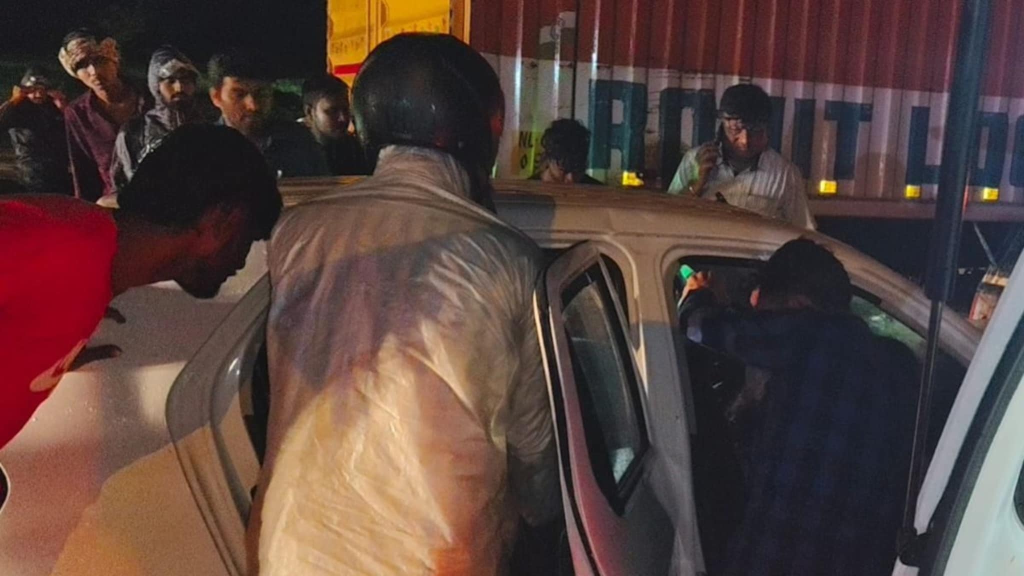 भरधाव कंटेनरच्या धडकेत कारचा चक्काचूर, भीषण अपघातात दोघांचा जागीच मृत्यू, तीन जण