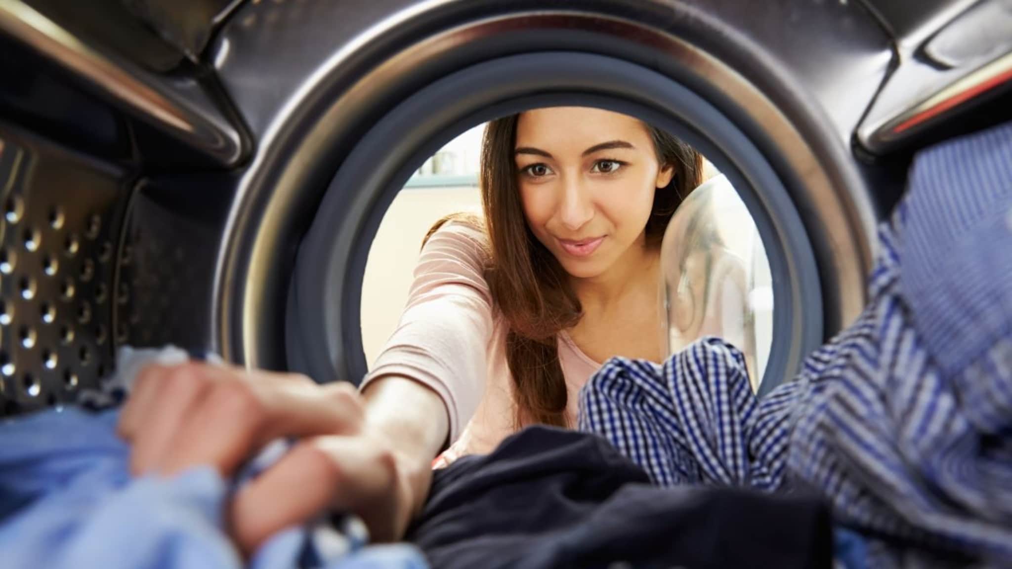 Washing Machine : तुमच्या ही वॉशिंग मशिनमध्ये धुतलेल्या कपड्यांना येतो का घाणेरडा वास? मग खरी समस्या 'इथे' आहे