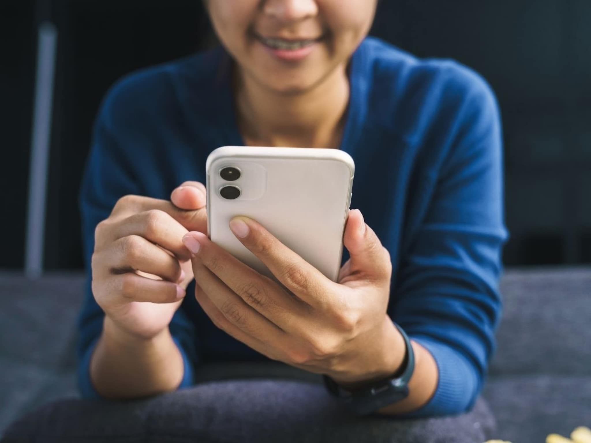 मोबाईलमध्ये 'डोकं', तरुणीची भयानक अवस्था, प्रत्येकाने हे पाहायलाच हवं