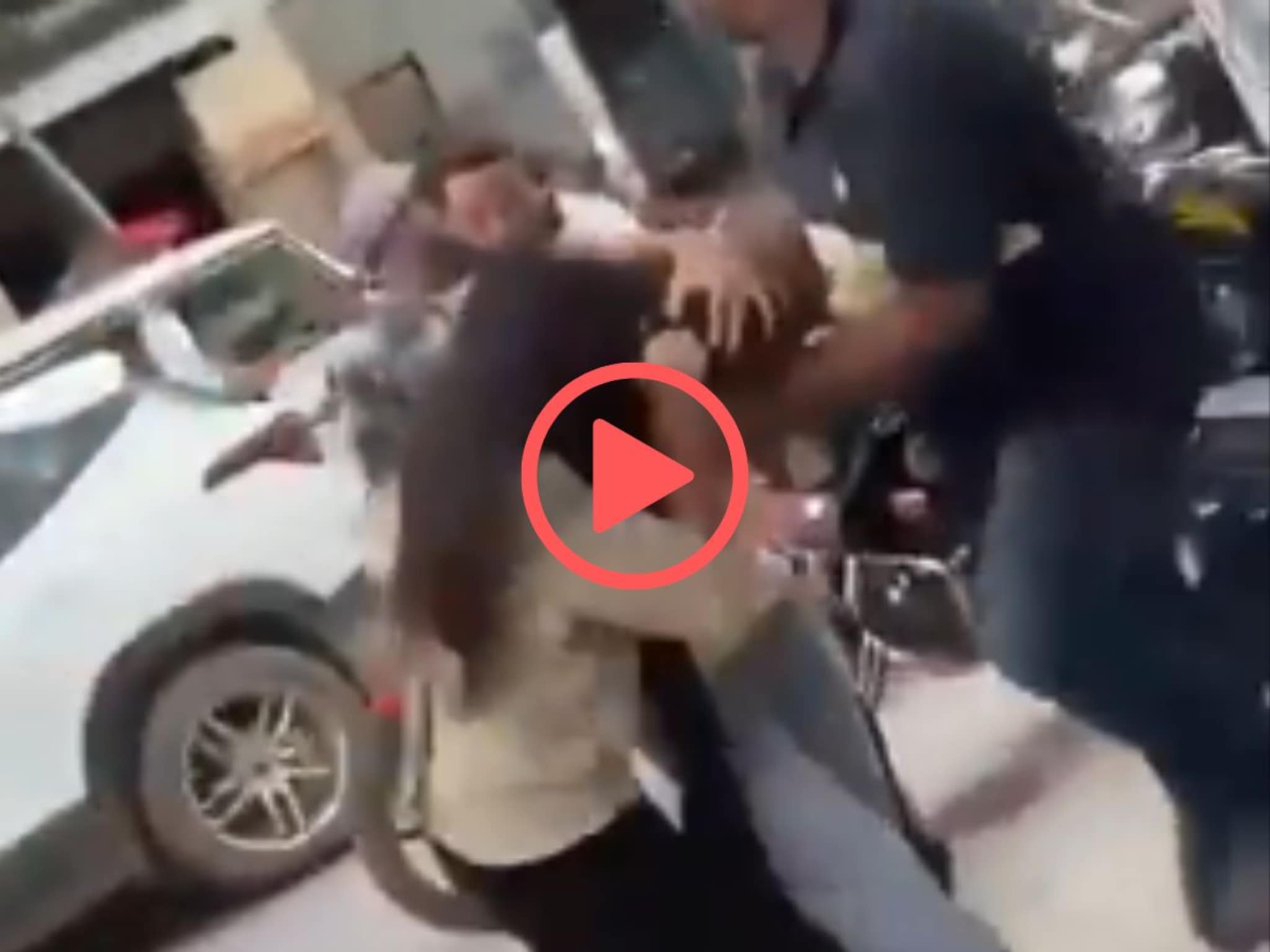 केस ओढले, कानशिलात लगावली आणि फाईट... 1 तरुणींचा फ्री स्टाइल WWE, व्हिडीओ सोशल मीडियावर ट्रेंड