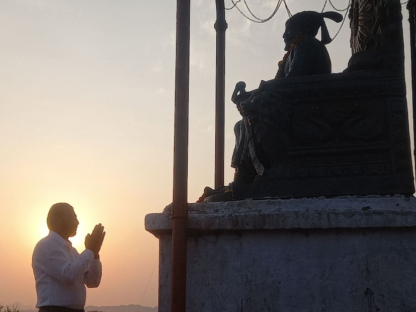 अमरावती मधील प्रा. गजानन देशमुख यांच्याशी लोकल 18 ने संवाद साधला. तेव्हा ते सांगतात की, मला गडकिल्ले फिरण्याची आणि अभ्यासण्याची आवड आहे. त्यामुळं मी गडकिल्ले फिरत होतो. येथून 15 वर्षाआधी दिवाळीच्या दिवशी रायगडावर राहण्याचा योग आला. आजूबाजूचे सर्व किल्ले फिरून झाले आणि मी रायगडावर जाण्याचा विचार केला.