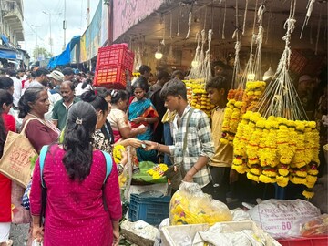 दसऱ्यानिमित्त बाजारात फुल खरेदी करण्यासाठी जाताय? पाहा ग्राहकांची तोबा गर्दी