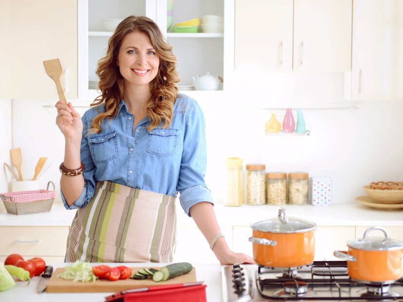  Kitchen Hacks : रोजच्या धावपळीत स्वयंपाक करणं म्हणजे एक मोठी कसरतच... भाज्या निवडण्यापासून ते पसारा आवरेपर्यंत सगळंच वेळखाऊ वाटतं. त्यातच कधी मशरूम खराब होतात, तर कधी पनीर दगडासारखं कडक होतं. चीज किसताना होणारी चिकचिकाट तर वेगळीच डोकेदुखी! या सगळ्यामुळे स्वयंपाक करण्याचा उत्साहच निघून जातो. पण काळजी करू नका! आम्ही तुमच्यासाठी अशा काही सोप्या आणि जादुई किचन हॅक्स घेऊन आलो आहोत, ज्यामुळे तुमचा स्वयंपाकघरातील वावर अधिक सोपा आणि आनंददायी होईल. चला, तर मग बनूया आपल्या किचनचे सुपरस्टार!