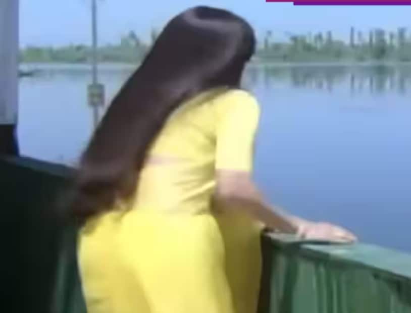  बॉलिवूडमधील अनेक प्रेमकथांनी नेहमीच लोकांचे लक्ष वेधून घेतले आहे. काही लव्हस्टोरी पूर्णत्वास गेल्या, तर काही अधुऱ्याच राहिल्या. अशीच एक गाजलेली प्रेमकथा म्हणजे प्रसिद्ध अभिनेत्री परवीन बाबीची. परवीन बाबी प्रेमात इतकी वेडी झाली होती की आपल्या प्रियकरासाठी एकदा कपडेही न घालता रस्त्यावर धावली होती.