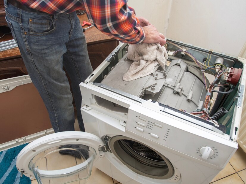  Washing machine deep cleaning : वॉशिंग मशीन आपले कपडे इतक्या वेगाने स्वच्छ करते की, आपल्याला त्याची कल्पनाही नसते. मात्र, सततच्या वापरामुळे अनेकदा साबणाचे अंश (soap residue) मशीनच्या आत जमा होतात आणि त्याचे रूपांतर घाणीत होते. ही साचलेली घाण केवळ मशीनला नुकसान पोहोचवत नाही, तर तिचे आयुष्य (lifespan) देखील कमी करू शकते.