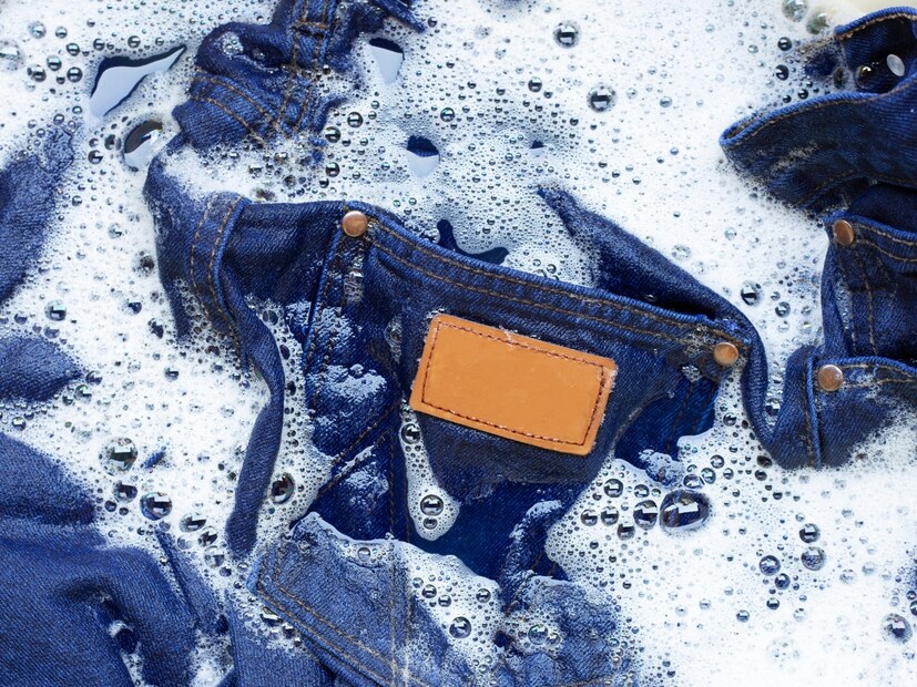  Washing Tips : तुम्ही बाजारातून खूप आवडीने काळी किंवा गडद रंगाची जीन्स (dark-colored jeans) खरेदी करता, पण काही दिवसांतच तिचा रंग फिका पडतो (fading). यामुळे तुमची नवीन जीन्सही लगेच जुनी दिसू लागते आणि तिचा आकर्षकपणा कमी होतो. गडद जीन्सचा रंग फिका होऊ नये आणि प्रत्येक धुतल्यानंतर तो पक्का (set) राहावा, यासाठी खालील सोप्या टिप्स नक्की फॉलो करा.