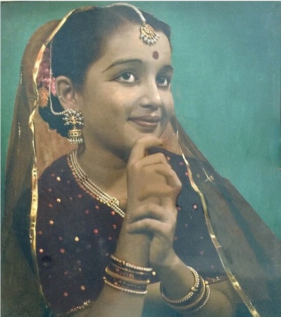  आशा पारेख यांचा जन्म 2 ऑक्टोबर 1942 रोजी गुजरातमधील एका मध्यमवर्गीय कुटुंबात झाला. लहानपणापासूनच त्यांना नृत्याची आवड होती. नृत्यामुळेच त्या चित्रपटांकडे वळल्या.