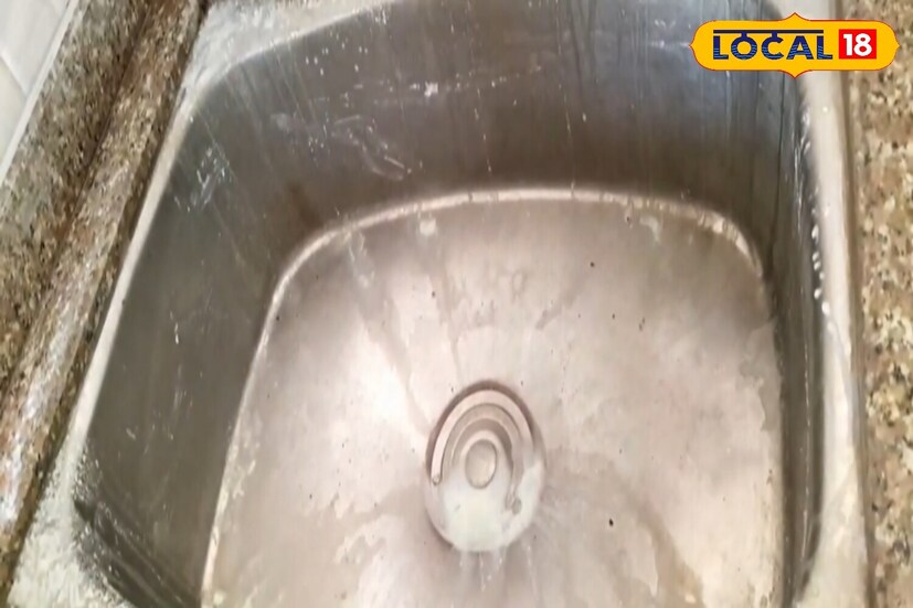 स्वयंपाकघरातील सिंक स्वच्छ करण्याचा आणखी एक सोपा मार्ग म्हणजे बेकिंग सोडा आणि व्हिनेगर. अर्धा कप बेकिंग सोडा आणि व्हिनेगर घातल्याने क्लोग सैल होतो. काही मिनिटे तसेच ठेवून नंतर गरम पाणी ओतल्याने पाईप पूर्णपणे स्वच्छ होतो. हा एक अतिशय प्रभावी घरगुती उपाय आहे. याला जास्त वेळ लागत नाही आणि काही मिनिटांतच उपाय मिळतो.