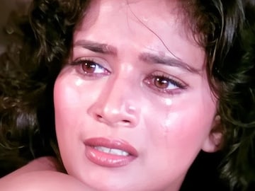 'ऐक,तुला ब्लाऊज काढावं लागेल', जेव्हा डायरेक्टरने माधुरीकडे केलेली विचित्र मागणी 'ऐक,तुला ब्लाऊज काढावं लागेल', जेव्हा डायरेक्टरने माधुरीकडे केलेली विचित्र मागणी