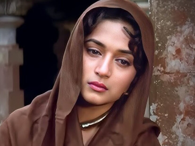 आपण अभिनेत्री माधुरी दीक्षितबद्दल बोलत आहोत. एका चित्रपटात दिग्दर्शकाने तिच्याकडे एक वेगळीच मागणी केली होती. सुरुवातीला माधुरीने दिग्दर्शकाच्या मागणीला मान्यता दिली, परंतु जेव्हा तिच्या स्वतःच्या निर्णयाची वेळ आली तेव्हा ती मागे हटली. माधुरीच्या या वागण्यामुळे दिग्दर्शकाने तिला चित्रपटातून काढून टाकण्याचा निर्णय घेतला.