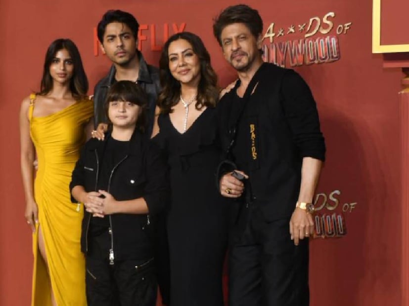 हुरुन इंडिया रिच लिस्ट 2025 नुसार, शाहरुख खान अब्जाधीश क्लबमध्ये सामील झाला आहे. त्याची एकूण संपत्ती 12,490 कोटी सुमारे $1.4 अब्ज)आहे. या यादीत तो एकमेव भारतीय अभिनेता आहे ज्याने इतकी मोठी झेप घेतला आहे.