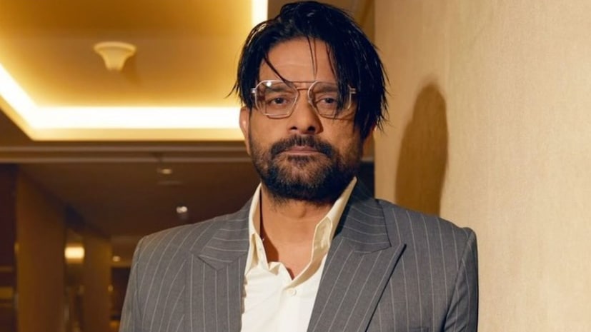  "पाताल लोक" या मालिकेने त्याला स्टारडम दिलं. यानंतर त्याच्या आयुष्याची दिशा बदलली. तो म्हणतो, “गावातून मुंबईत येण्याचा प्रवास अतिशय मोठा होता. शेण उचलण्यापासून ते 7-स्टार हॉटेलच्या छतावर पार्टी करण्यापर्यंत सर्व अनुभव माझ्याकडे आहेत. हेच संदर्भ मला अभिनयासाठी ताकद देतात.”