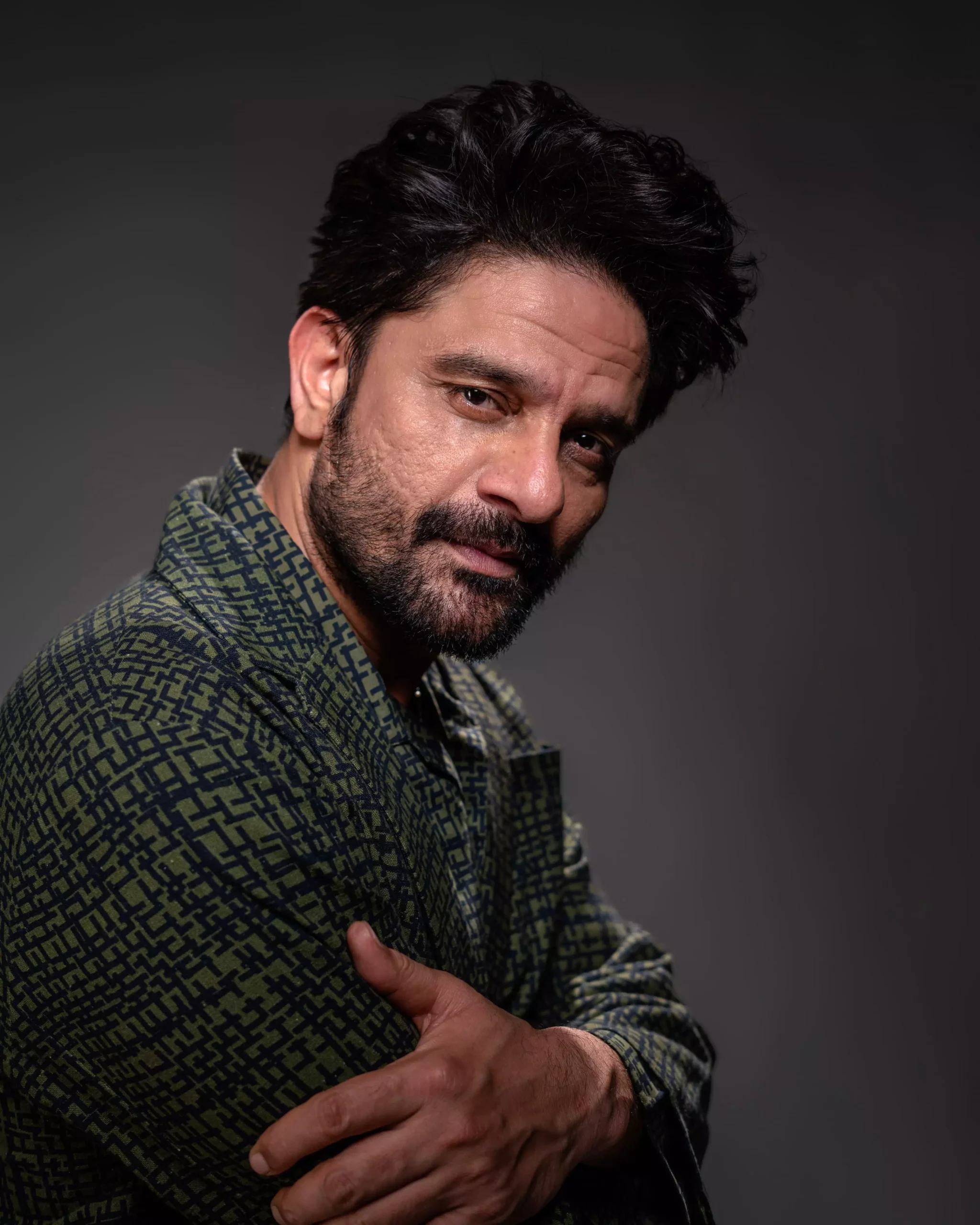 15 वर्षे तो छोट्या 2 बीएचके घरात राहत होता. पण आता त्याने अंधेरी पश्चिमेतील पूर्णा अपार्टमेंट प्रकल्पात तब्बल 2 आलिशान फ्लॅट्स विकत घेतले आहेत. प्रत्येकी 10 कोटी किंमतीचे हे फ्लॅट्स पत्नी ज्योती हुडा यांच्या नावावर नोंदवले आहेत. नोंदणी शुल्क आणि स्टॅम्प ड्युटी धरून गुंतवणूक 21.2 कोटींवर गेली आहे.