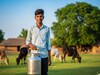 दूध विकून पैसे मिळेनात, 16 वर्षांच्या मुलाची एक आयडिया ठरली हीट, आज 20 हजार कोटी