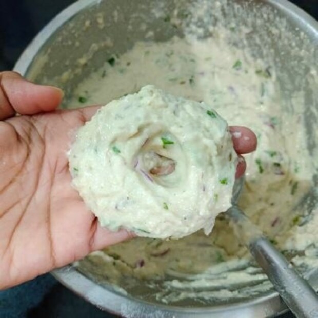 तळणं : कढईत पुरेसं तेल तापवा. नंतर पीठाच्या लहान लहान लोया करूनमध्ये भोक पाडा आणि तेलात सोडा. वडे सोनेरी तपकिरी झाले की बाहेर काढा.