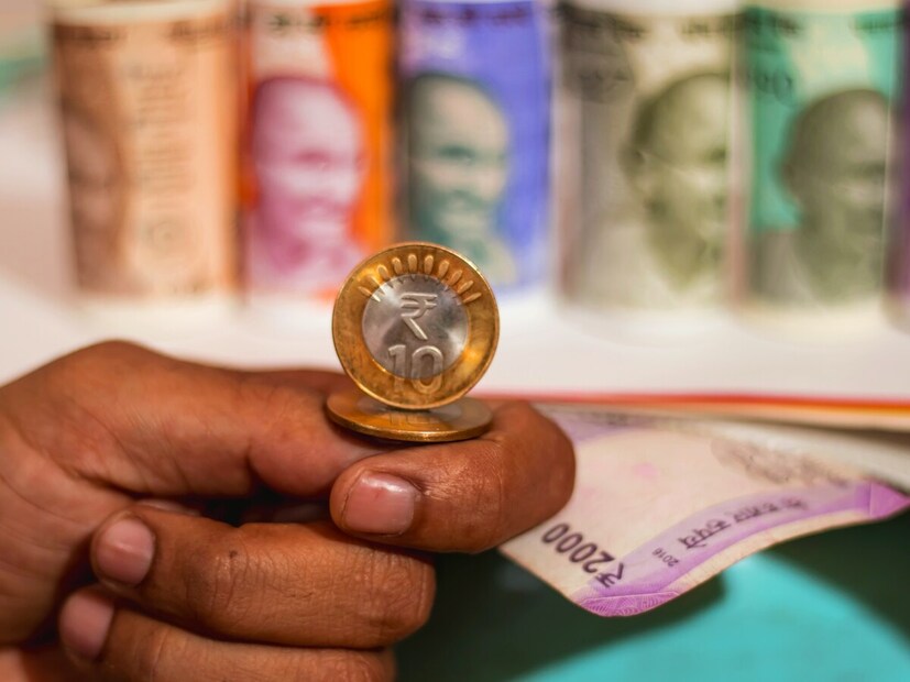 ₹1 ची नाणी पूर्णपणे स्टेनलेस स्टीलपासून बनतात. त्यांचा व्यास 21.93 मिमी, जाडी 1.45 मिमी आणि वजन 3.76 ग्रॅम आहे. या नाण्याच्या उत्पादनासाठी खास तंत्रज्ञानाची आवश्यकता असते. तुलना केल्यास, ₹2, ₹5 आणि ₹10 च्या सिक्क्यांचा उत्पादन खर्च अनुक्रमे ₹1.28, ₹3.69 आणि ₹5.54 आहे, ज्यामध्ये केवळ ₹1 चे नाणी त्याच्या मूळ किंमतीपेक्षा जास्त महाग बनतात.