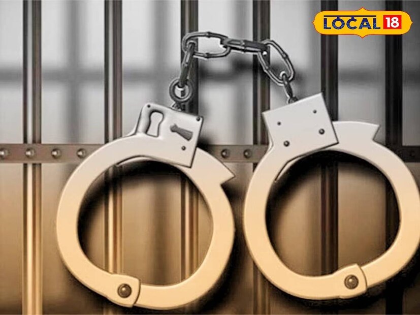 या तरुणीने अल्पवयीन मुलाच्या घराबाहेर ठिय्या मांडल्यामुळे खळबळ उडाली आहे. स्थानिकांनी घटनेची माहिती पोलिसांना दिली. पोलिसांनी घटनास्थळी धाव घेऊन तरुणीला आणि अल्पवयीन मुलाच्या कुटुंबीयांना पोलीस स्टेशनला घेऊन गेले. तिथे त्यांची समजूत काढण्यात आली आहे.