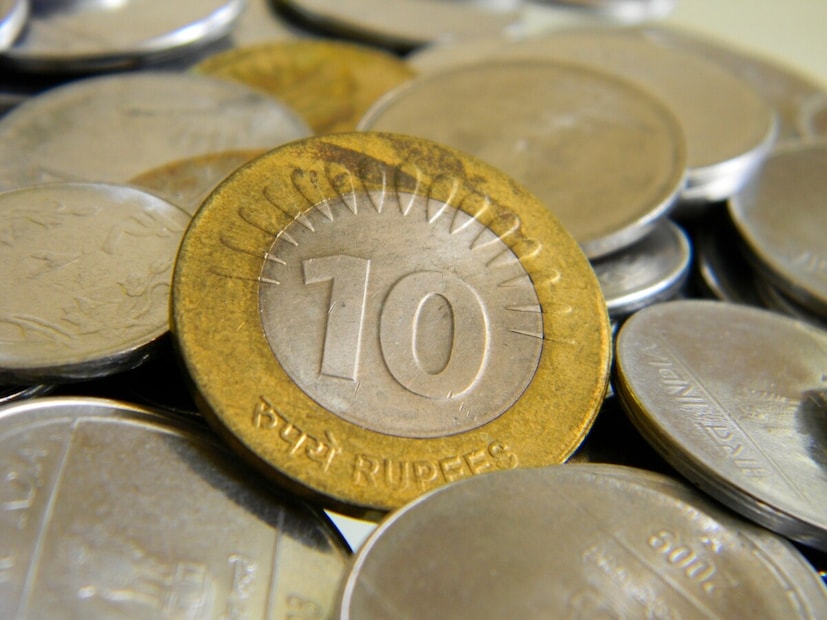 रिझर्व्ह बँक ऑफ इंडिया (RBI) ने 2005 मध्ये पहिल्यांदा 10 रुपयांचे नाणे सादर केले आणि 2006 मध्ये ते जनतेसाठी प्रसिद्ध करण्यात आले. हे भारतातील पहिले 