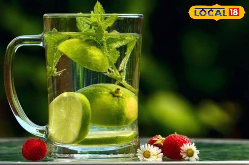 लिंबू पाण्याने भरलेल्या भांड्यात टाकून फ्रिजमध्ये ठेवा. पाणी लिंबाच्या बाहेरील थराला सुकण्यापासून वाचवते आणि त्याला आठवडेभर ताजा ठेवते. हा पूर्वीच्या काळापासून वापरात असलेला उपाय आहे, जो खूप प्रभावी सिद्ध होतो.