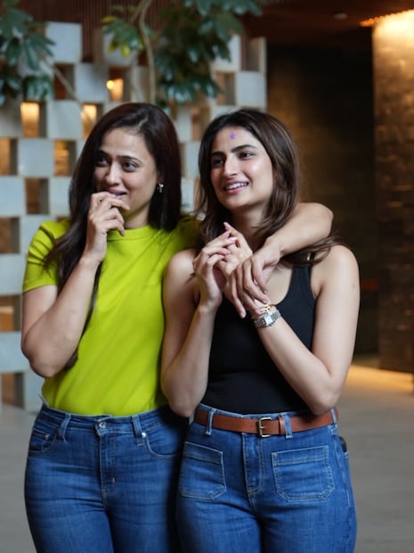 दुसरीकडे पलक तिवारीने 2021 मध्ये हार्डी संधू सोबत ‘बिजली बिजली’ या गाण्याद्वारे लक्ष वेधून घेतलं. त्यानंतर ती सलमान खानसोबत ‘किसी का भाई किसी की जान’ मध्ये झळकली आणि तिची बॉलिवूड एन्ट्री भव्य झाली. 