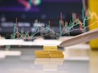 सोन्याचे भाव होणार ₹77000! खरेदीसाठी जात असाल तर आधी पाहा हा रिपोर्ट