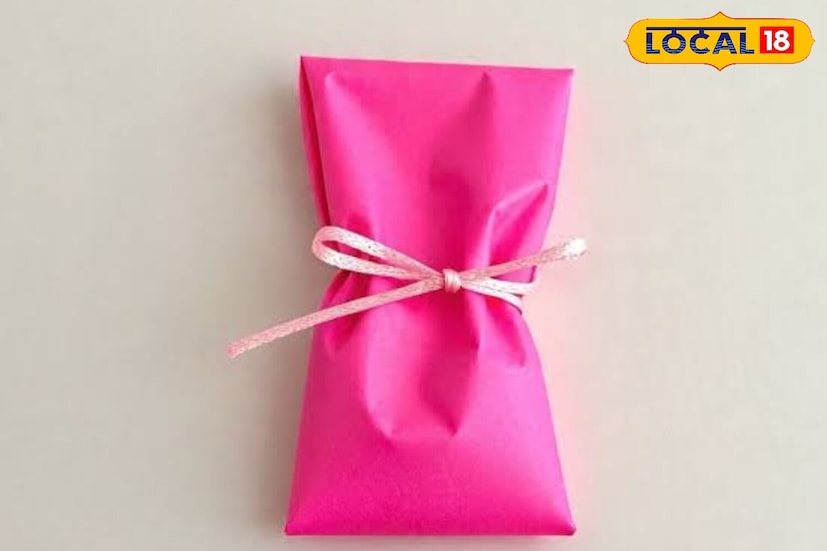 इतर रंग का वापरले जात नाहीत? धीरज भाईंनी स्पष्ट केले की, तुम्ही गुलाबी रंगाऐवजी पिवळा, पांढरा किंवा इतर रंगाचा कागद वापरला तर चांदी तितकीशी चमकणार नाही. विशेषतः पांढरा कागद चांदीचा रंग कमी करतो आणि तो अधिक दृश्यमान करतो. इतर रंग दागिन्यांची चमक कमी करतात आणि तो निस्तेज दिसतात. फक्त गुलाबी कागदच चांदीची चमक योग्यरित्या हायलाइट करतो. म्हणूनच ज्वेलर्स विशेषतः चांदीच्या दागिन्यांसाठी हा गुलाबी कागद निवडतात.