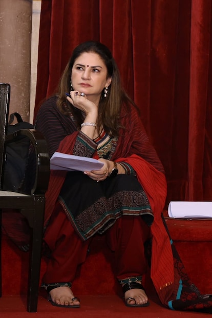 पडद्यावर आपल्या अभिनयाने चाहत्यांच्या मनात घर करणारी ही लोकप्रिय अभिनेत्री म्हणजे 'बिग बॉस १९' मध्ये सध्या चर्चेत असलेली कुनिका सदानंद. स्पष्टवक्तेपणा आणि परखड स्वभावासाठी ओळखल्या जाणाऱ्या कुनिका यांनी नुकताच 'बिग बॉस'च्या लेटेस्ट एपिसोडमध्ये आपल्या वैयक्तिक आयुष्यातील अनुभवांवर खुलासा केला.
