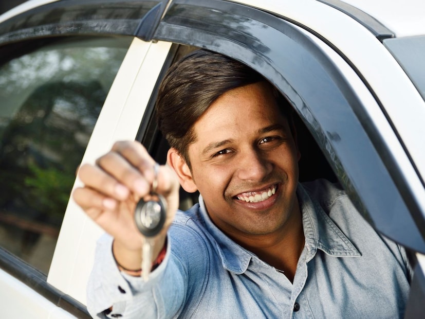 पंजाब नॅशनल बँक (पीएनबी) कार लोन व्याजदर 7.85% ते 9.70% पर्यंत आहेत. 5 लाख रुपयांच्या कर्जावरील EMI ₹10,102 ते ₹10,550 पर्यंत असेल. प्रोसेसिंग फीस फक्त 0.25% किंवा ₹1,000 ते ₹1,500 आहे. PNB कमी कागदपत्रांसह कर्ज जलद मंजूर करत आहे.