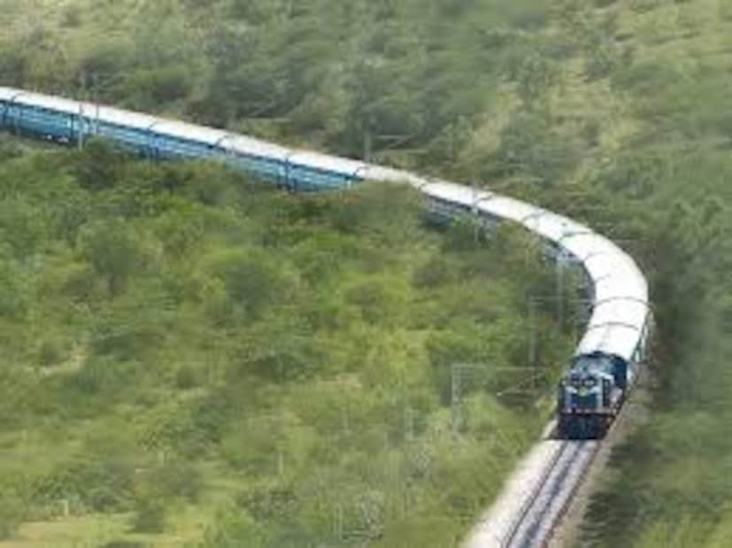जगातील या सर्वात लांब रेल्वे प्रवासाच्या तिकिटाची किंमत अंदाजे 1350 डॉलर आहे. भारतीय चलनात ही रक्कम अंदाजे 114000 रुपये इतकी आहे. ही किंमत जास्त वाटत असली तरी 13 देशांच्या या प्रवासाची लांबी आणि त्यातून मिळणारा व्यापक अनुभव लक्षात घेता, खूपच परवडणारी आहे.