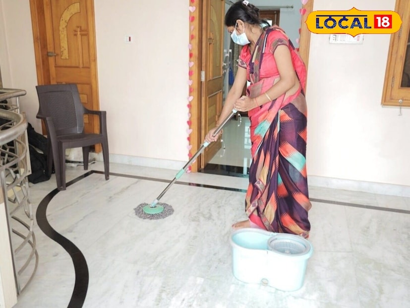 फरशीची चमक परत आणण्यासाठी, अर्धा कप व्हिनेगर आणि एक चमचा मीठ एका बादली पाण्यात मिसळा आणि त्याने फरशी पुसा. यामुळे धूळ, डाग आणि वास दूर होईल. शिवाय व्हिनेगर बॅक्टेरिया नष्ट करतो आणि फरशीला नैसर्गिक चमक देतो. व्हिनेगरने पुसल्याने घराला ताजे वास येतो आणि चमक जास्त काळ टिकते.