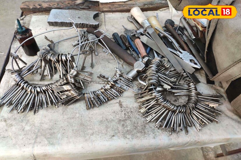 दिवाळीच्या स्वच्छतेदरम्यान आपल्याला कपाटांमध्ये किंवा ड्रॉवरमध्ये जुन्या चाव्या आढळतात. बरेच लोक ते निरुपयोगी समजून फेकून देतात. परंतु वास्तुशास्त्रानुसार, चाव्या घरातील समृद्धी आणि सुरक्षिततेचे प्रतीक आहेत. जुन्या चाव्या फेकून देणे हे लक्ष्मी देवीचा अपमान मानले जाते. चावीची आता गरज नसेल तर ती पवित्र ठिकाणी किंवा तिजोरीजवळ सुरक्षितपणे ठेवा. असे केल्याने घरात संपत्ती, समृद्धी वाढते आणि कुटुंबातील कोणत्याही आर्थिक अडचणी टाळता येतात.