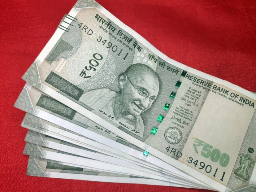 अलीकडेच एका व्यक्तीला ₹500 च्या दोन नकली नोटा मिळाल्या. विशेष म्हणजे त्या नोटांवर असली नोटांसारखीच चमकदार पट्टी (Security Thread) होती. पूर्वी नकली नोटांमध्ये ही पट्टी नसायची, कारण ती छापणं तांत्रिकदृष्ट्या अवघड असतं. ही पट्टी खरी नोटांमध्ये आतून घातली जाते. त्यामुळे तिची नक्कल करणे जवळपास अशक्य असतं. पण आता नकली नोटांमध्येही ही पट्टी दिसू लागली आहे आणि त्यामुळे सामान्य लोकांची फसवणूक आणखी सोपी झाली आहे.